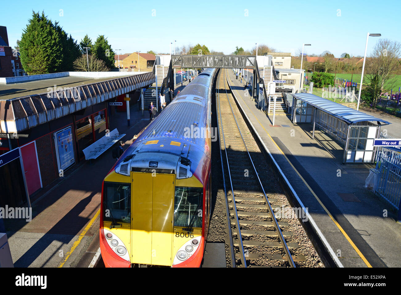 Trainieren Sie auf Plattform, Egham Bahnhof, Bahnhofstraße, Egham, Surrey, England, Vereinigtes Königreich Stockfoto