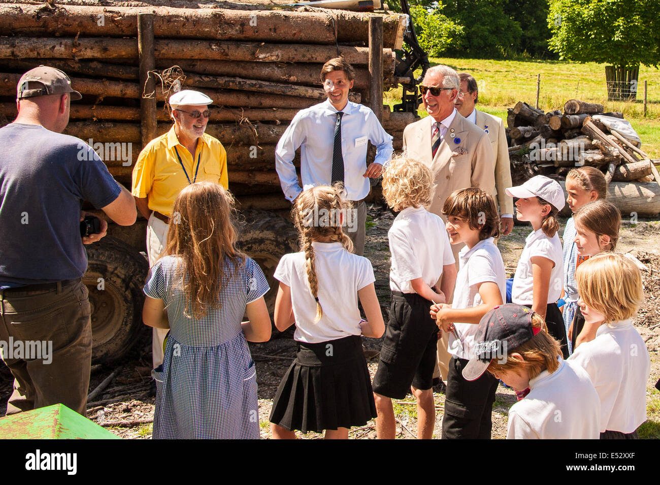 Wiston, West Sussex, UK. 18. Juli 2014. HRH Prinz Charles erfährt der Biokraftstoff-Kessel im Wiston House, wo er Estate Personal und Kinder aus benachbarten Grundschule plauderte. Jahr 5 nehmen Teil an einem "Chef auf dem Bauernhof" Tag von Landschaft Klassenzimmer organisiert. Die Organisation hilft Kindern mit wo ihre Lebensmittel herkommen zu verbinden. Die Kinder arbeiten mit dem Gärtner Quelle frischen Produkten, treffen sich die Bauern, die hinten die Schafe, und Kochen Sie mit einem Chefkoch Credit: Julia Claxton/Alamy Live News Stockfoto