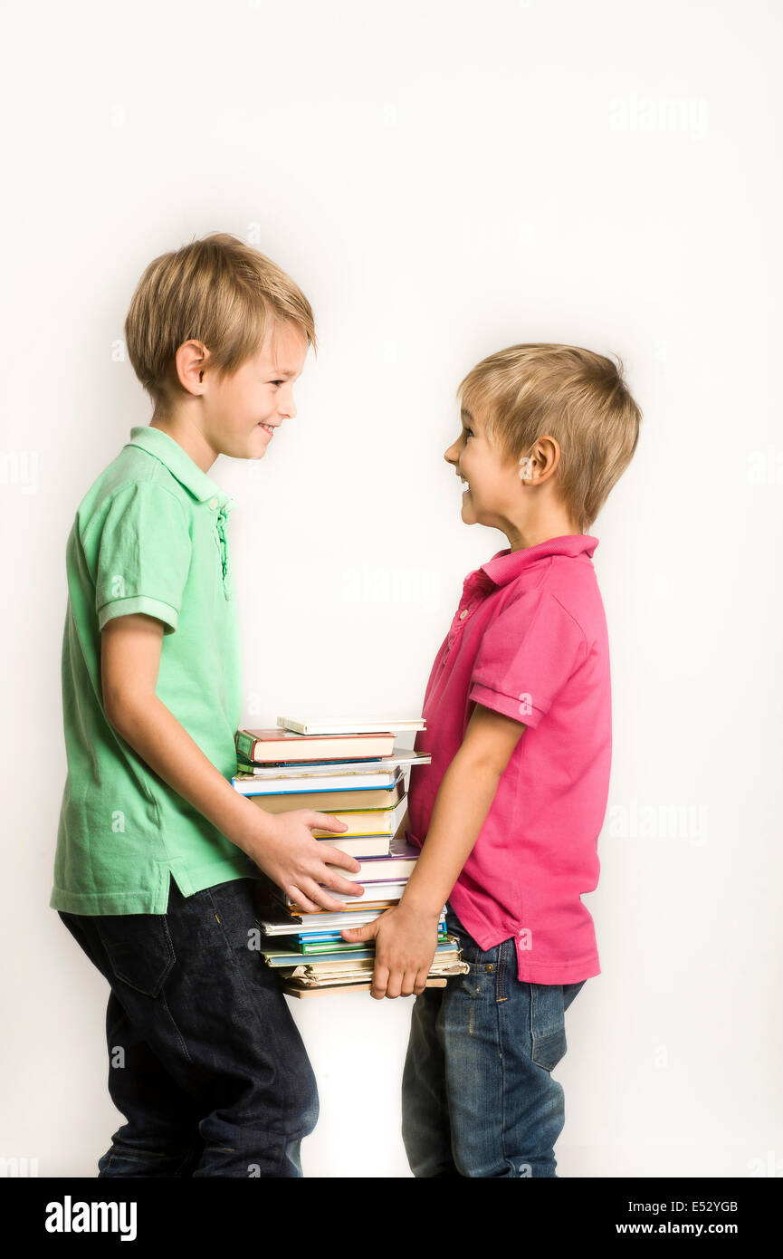 junge Brüder mit Büchern Stockfoto