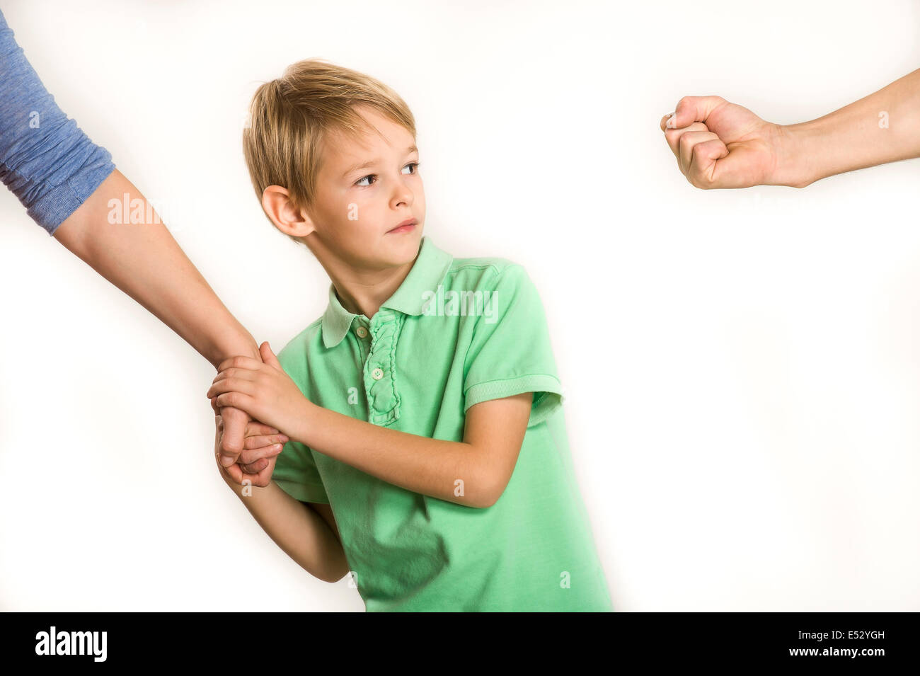 Blonder Junge unter häuslicher Gewalt leiden Stockfoto