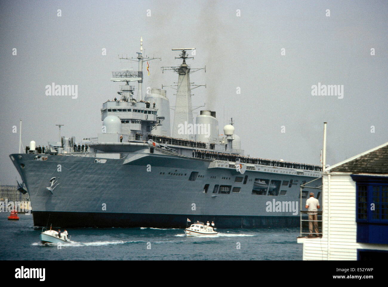 PORTSMOUTH, ENGLAND-FALKLAND-INSELN-ABFAHRT. HMS ILLUSTRE SEGEL FÜR DEN SÜDATLANTIK. FOTO: JONATHAN EASTLAND/AJAX Stockfoto