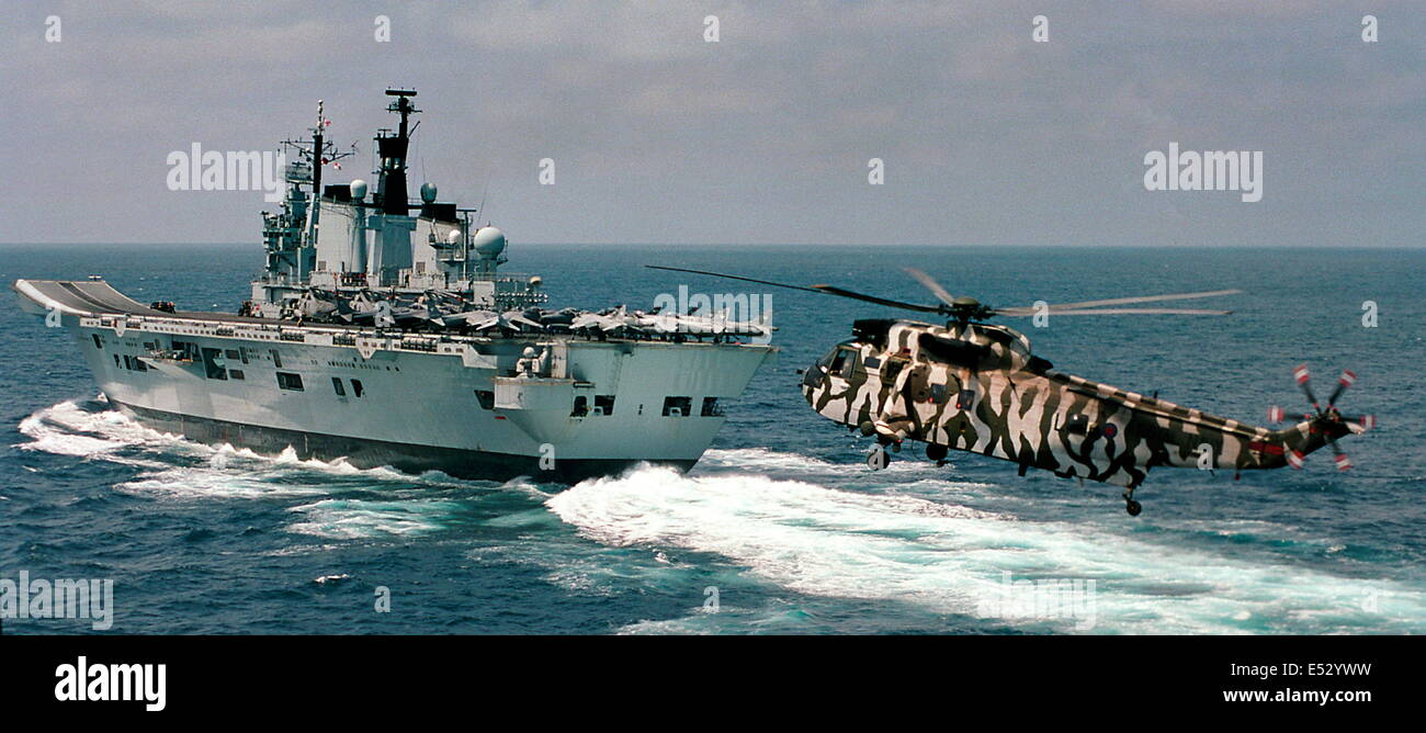 Oman. BRITISCHE KÖNIGLICHE MARINE FLUGZEUGTRÄGER HMS ILLUSTRE PAARE MIT GESCHWINDIGKEIT IN DEN GOLF VON OMAN. FOTO: JONATHAN EASTLAND/AJAX Stockfoto