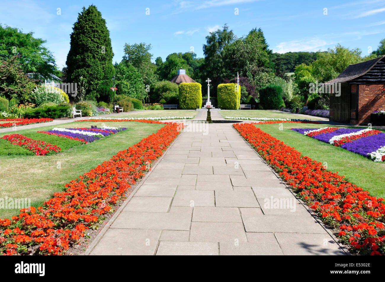 Bucks Old Amersham Garten der Erinnerung in Oxford und Buckinghamshire Light Infantry Regiments Farben gepflanzt Stockfoto