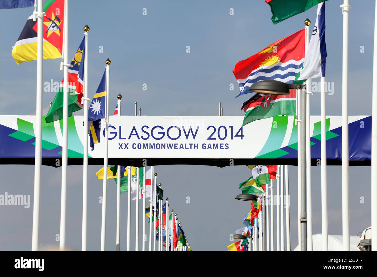 Glasgow, Schottland, Großbritannien, Freitag, 18. Juli, 2014. Flaggen der konkurrierenden Nationen fliegen im Glasgow 2014 Commonwealth Games Athlete’s Village Stockfoto