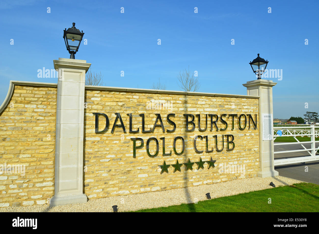 Ortseingangsschild, Dallas Burton Poloclub, Southam, Warwickshire, England, Vereinigtes Königreich Stockfoto
