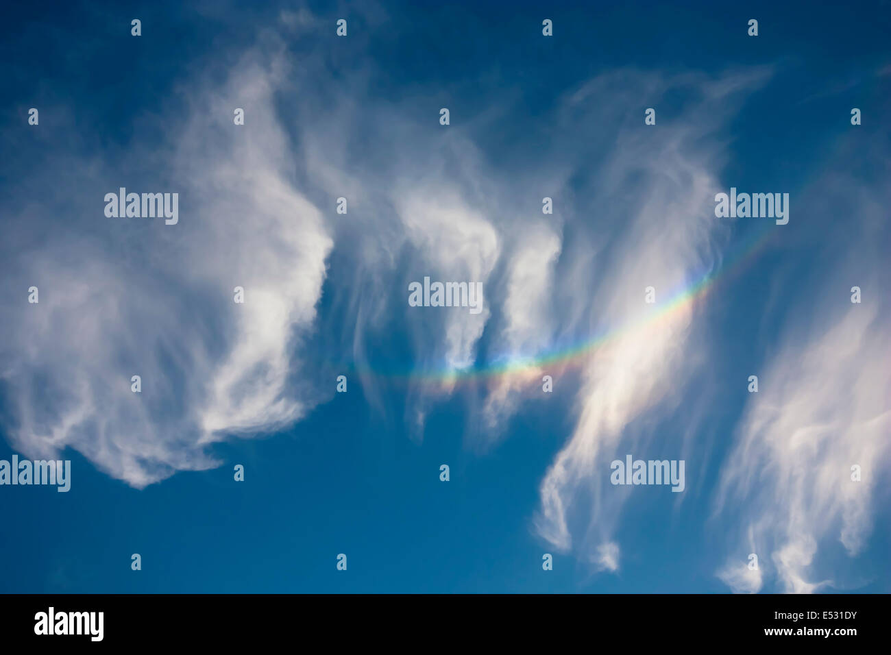 Wolke schillern bilden einen Regenbogen in Cirruswolken Stockfoto