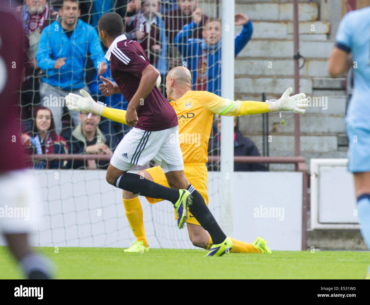 Edinburgh, Schottland. 18. Juli 2014. Vorsaison-freundlich. Herzen im Vergleich zu Manchester City. Osman Sau der Herzen um zu machen, 1: 1 Credit punktet: Action Plus Sport/Alamy Live News Stockfoto