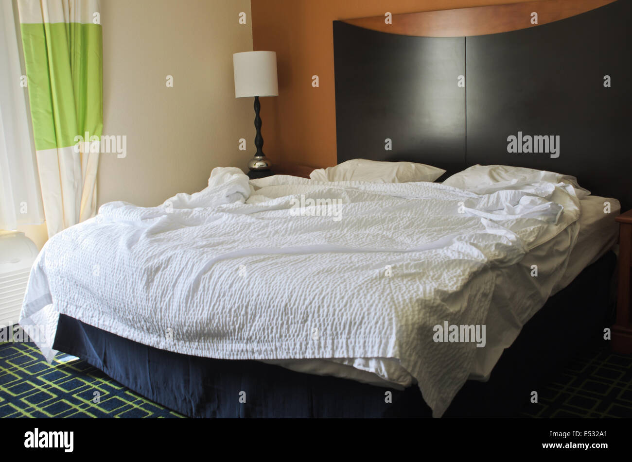 Unordentlichen Bett im Hotelzimmer Stockfoto