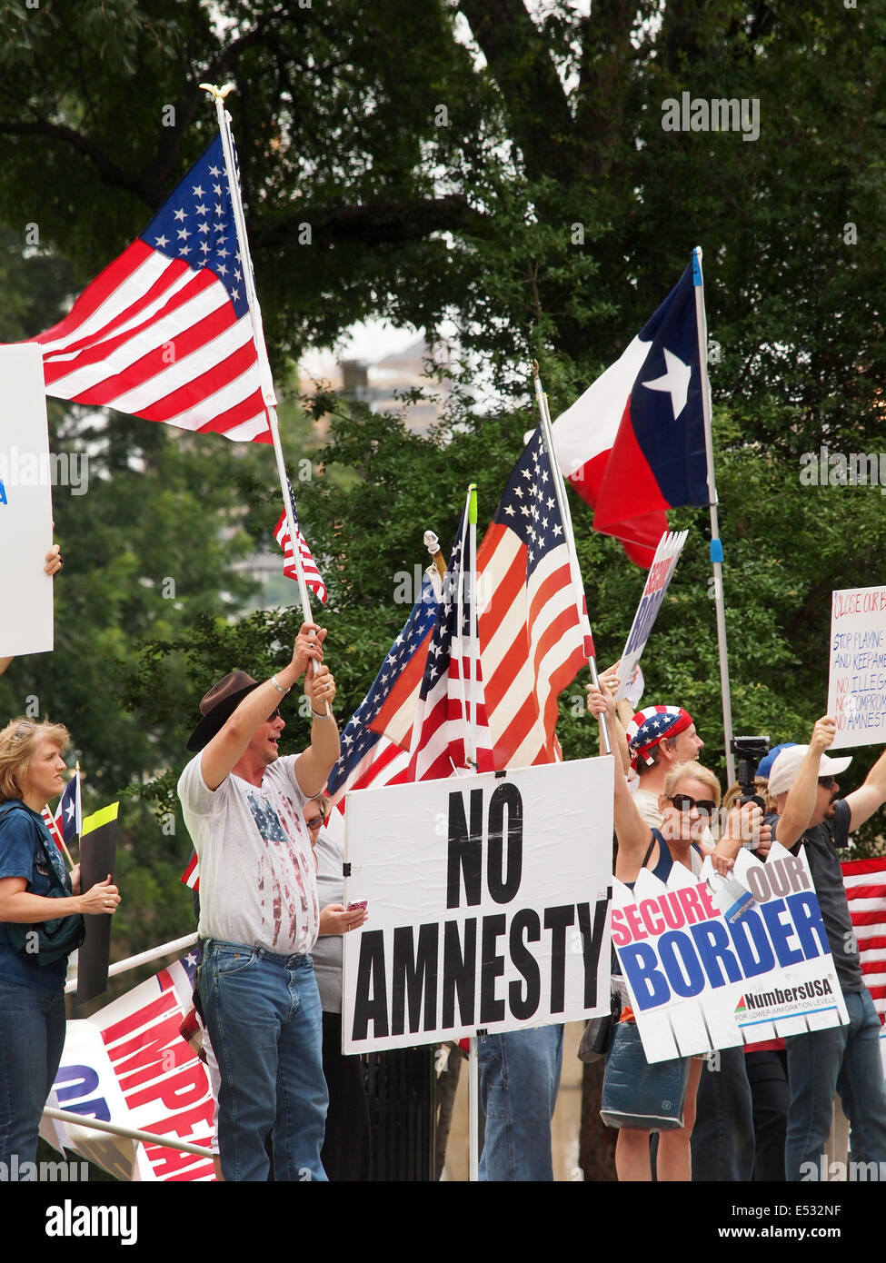 Pro und Contra demonstrieren auf Flut von Einwanderung und ob Sie zu deportieren oder Tierheim Kinder aus Mittelamerika als politischer Flüchtling Stockfoto