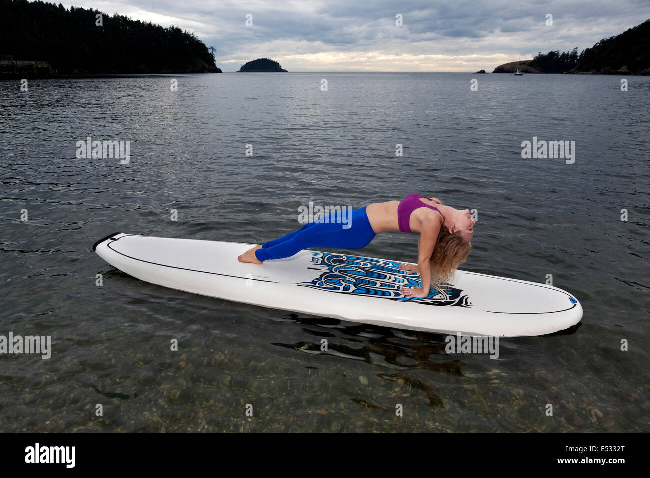 PE00237-00... WASHINGTON - Yogalehrerin Carly Hayden Aufwärmen auf einem SUP. Stockfoto