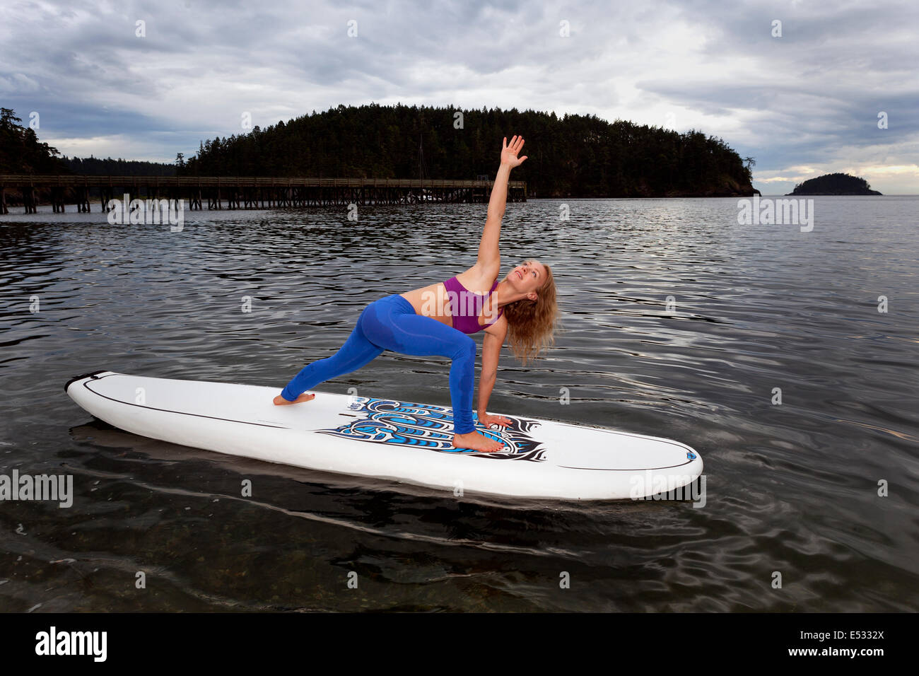 PE00241-00... WASHINGTON - Yogalehrerin Carly Hayden Aufwärmen auf ein SUP (stand up Paddle Board). Stockfoto