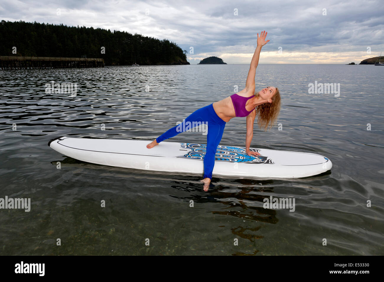 PE00243-00... WASHINGTON - Yogalehrerin Carly Hayden Aufwärmen auf ein SUP (stand up Paddle Board). Stockfoto