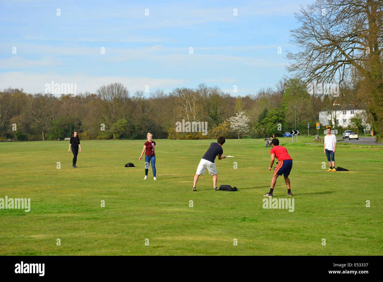 Junge Menschen spielen Softball auf The Green, Englefield Green, Surrey, England, Vereinigtes Königreich Stockfoto