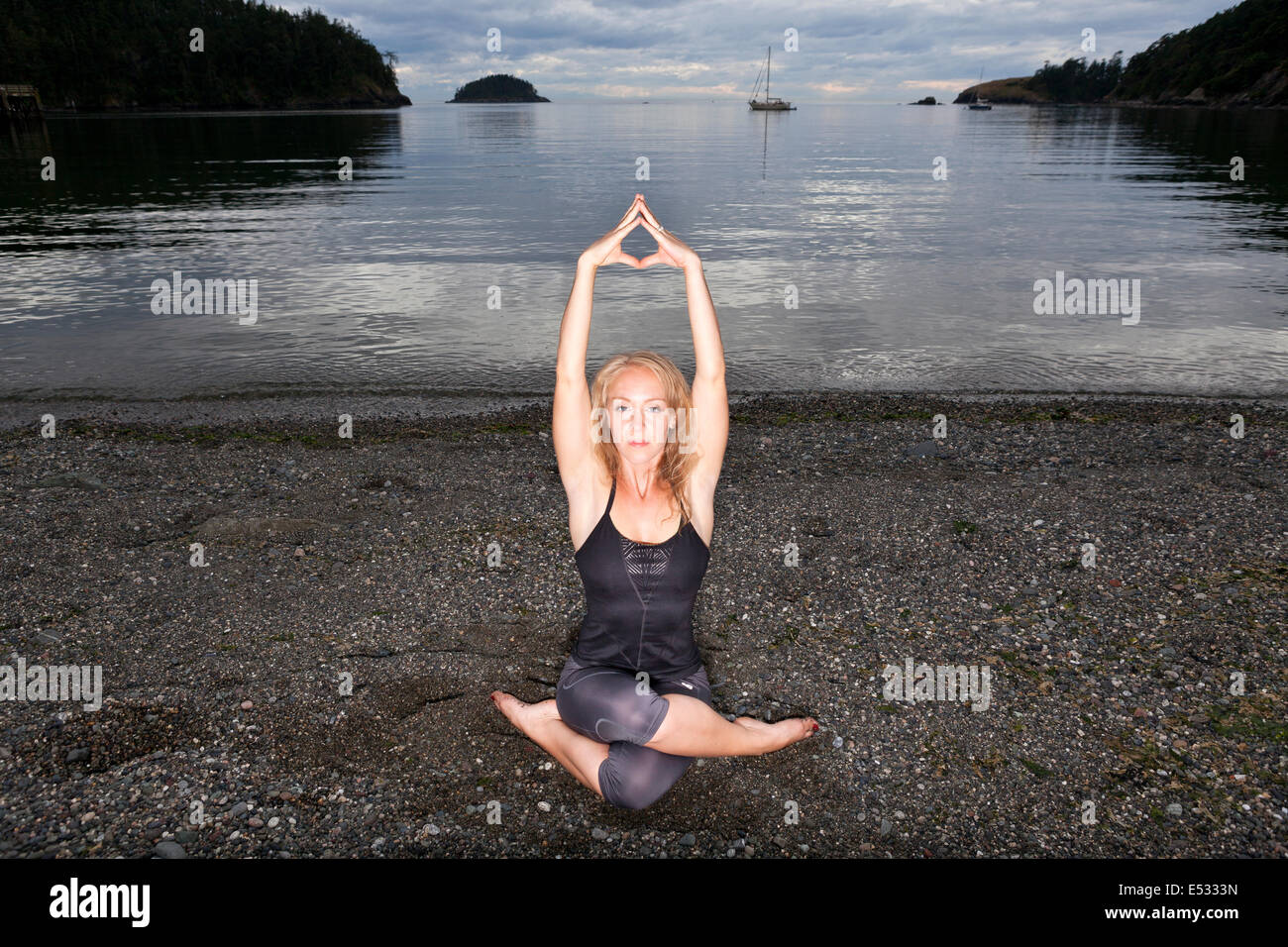 WASHINGTON - Yogalehrerin Carly Hayden Erwärmung auf. Stockfoto