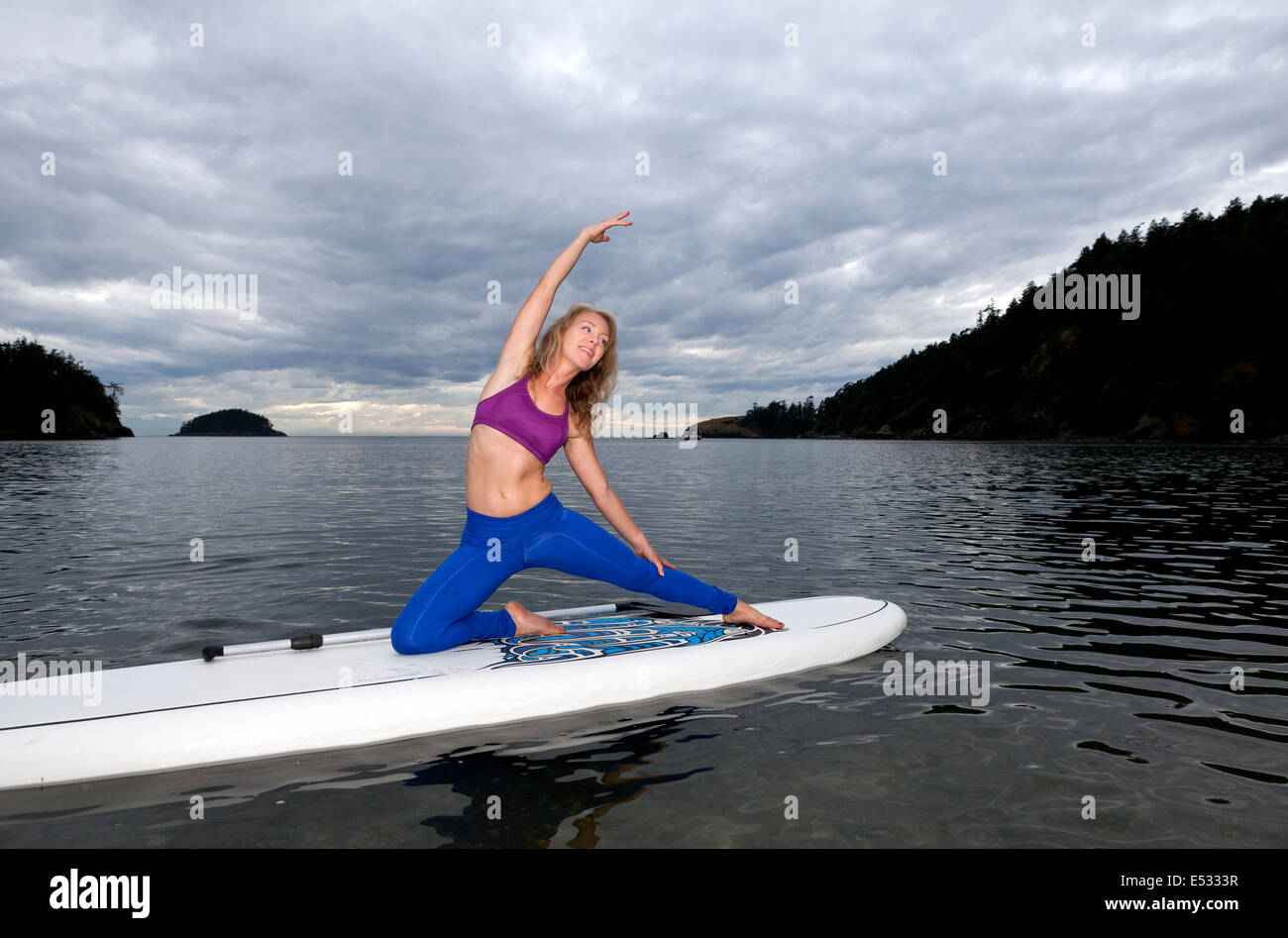 WASHINGTON - Yogalehrerin Carly Hayden Erwärmung auf. Stockfoto
