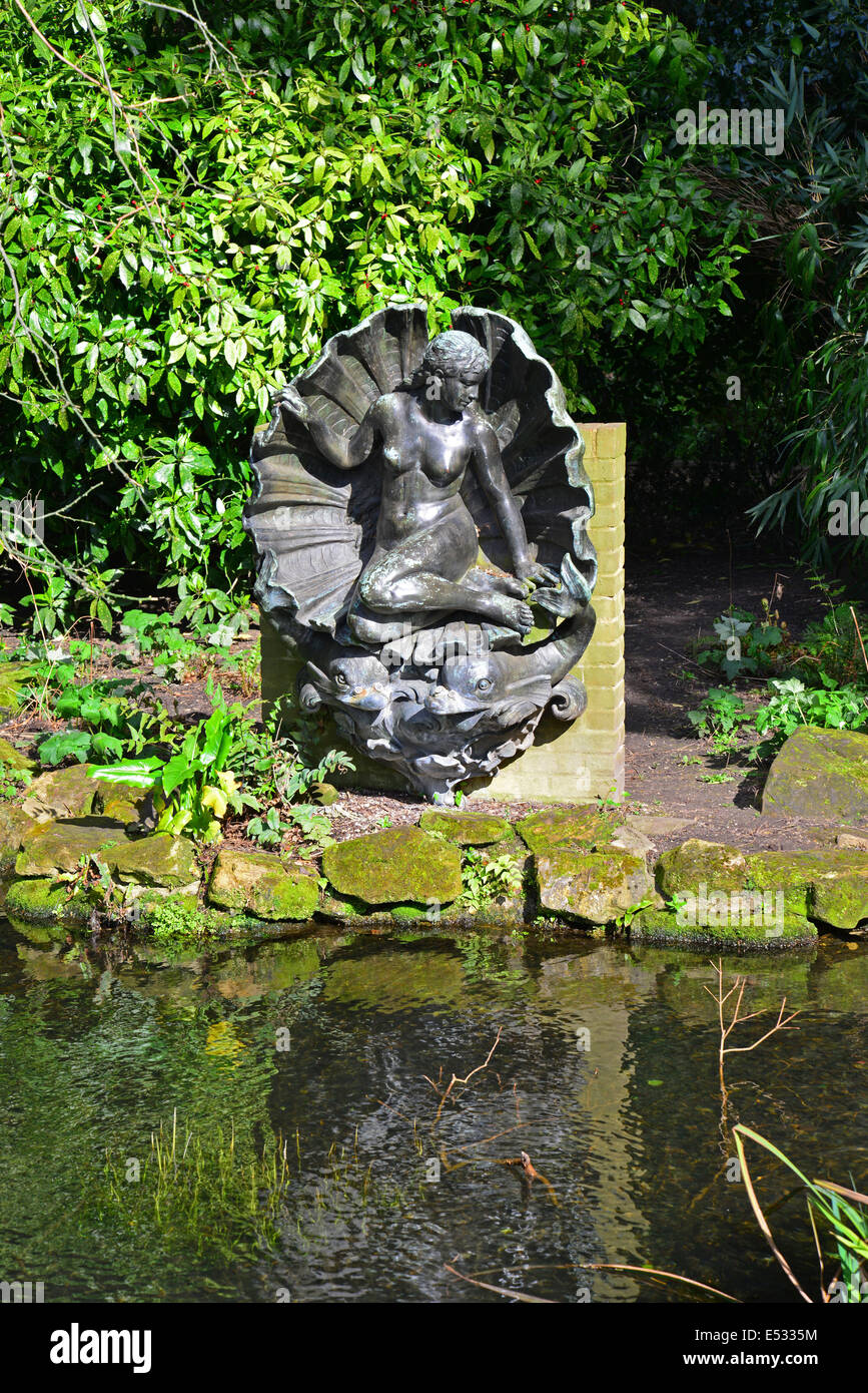 Meerjungfrau-Skulptur im York House Gardens, Twickenham, Borough of Richmond upon Thames, Greater London, England, Vereinigtes Königreich Stockfoto