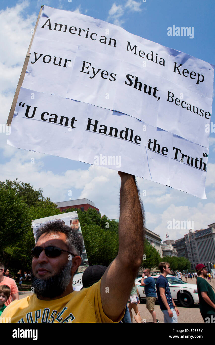 Mann mit Schild Kritik gegen die amerikanischen Medien - Washington, DC USA Stockfoto