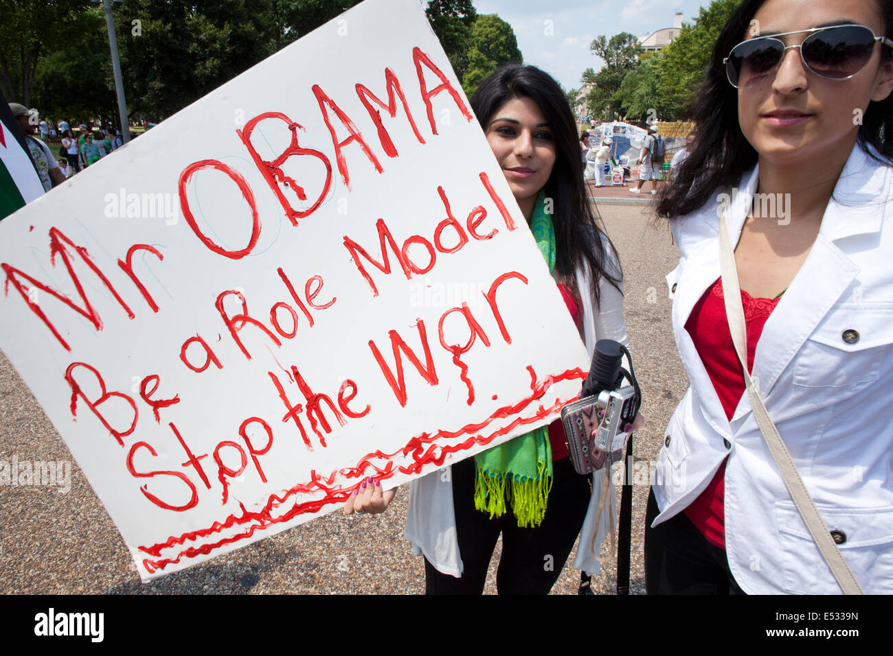 Zwei Frauen mit Anti-Kriegs-Schild - Washington, DC USA Stockfoto