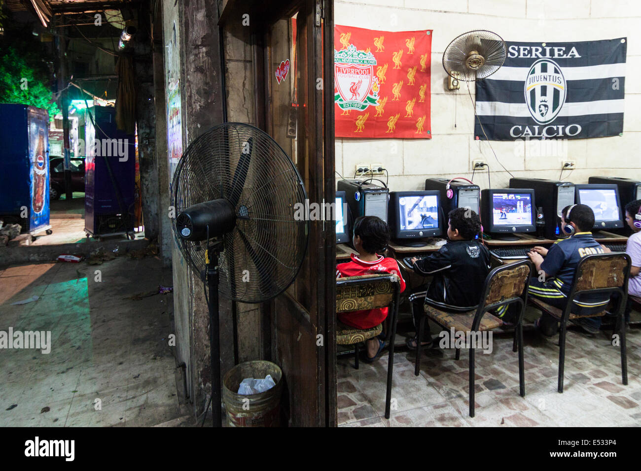 Kinder spielen von Videospielen in einem Internet-Café im alten Kairo, Ägypten Stockfoto