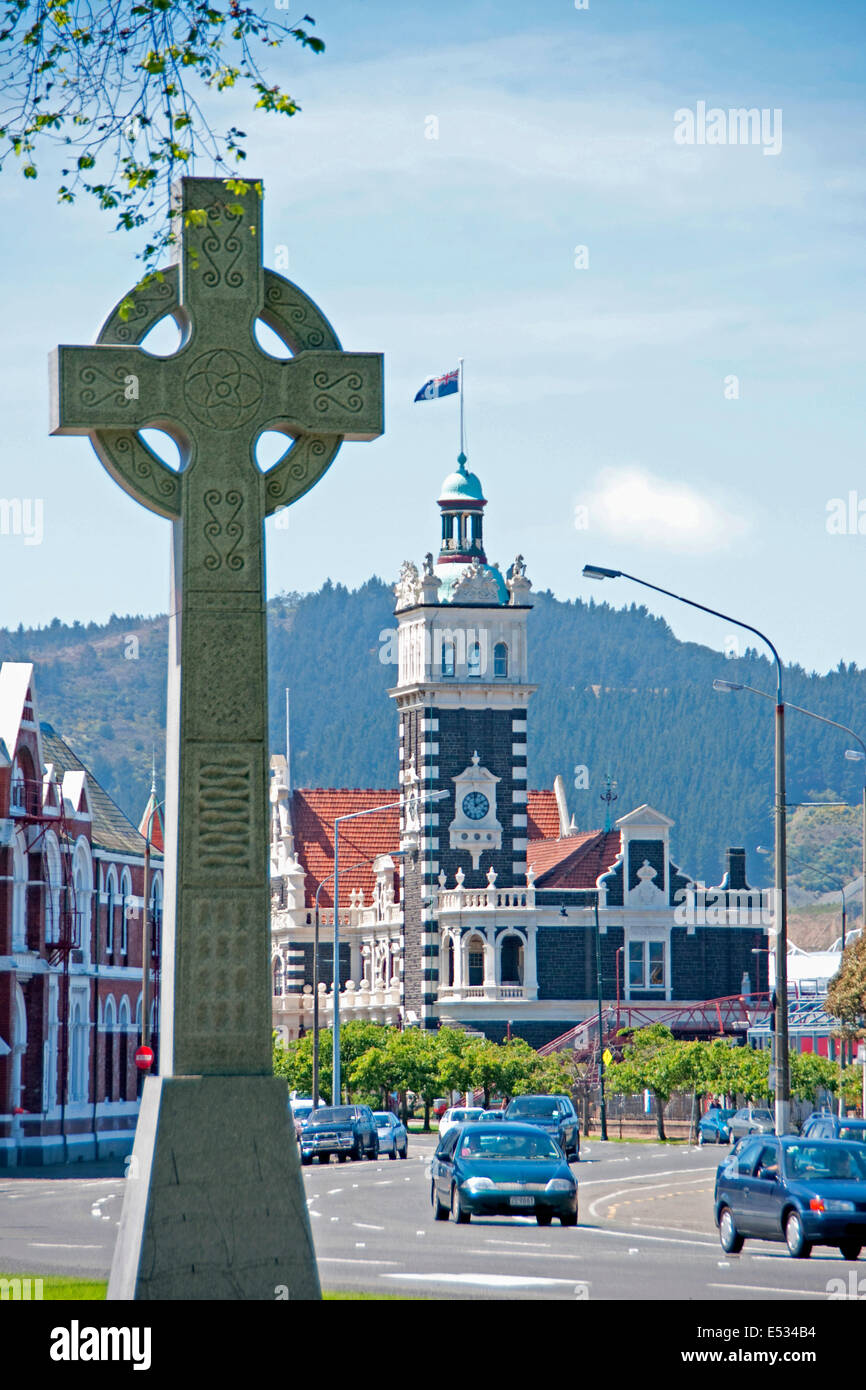 Keltisches Kreuz und Bahnhof in Dunedin, Otago, Neuseeland. Stockfoto