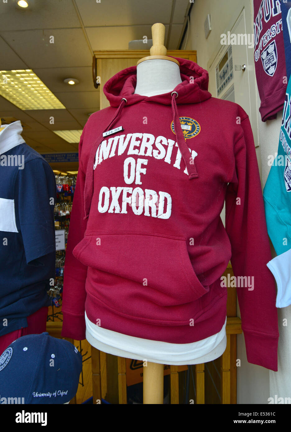 Universität Oxford Sweatshirt im Shop Fenster, High Street, Oxford, Oxfordshire, England, Vereinigtes Königreich Stockfoto