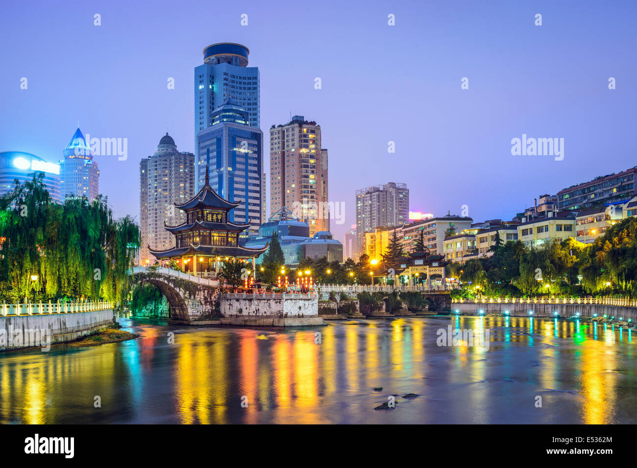 Guiyang, China Skyline bei Jiaxiu Pavillon am Fluss Nanming. Stockfoto