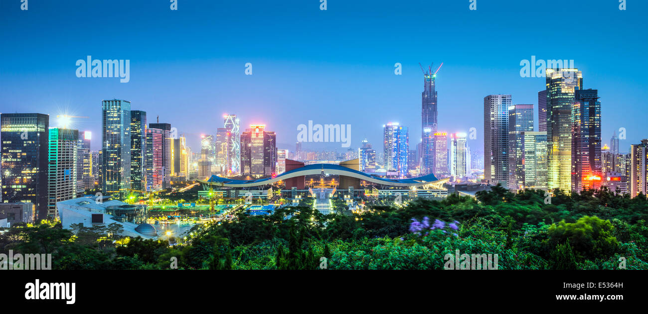 Shenzhen, China Skyline der Stadt in der Dämmerung. Stockfoto