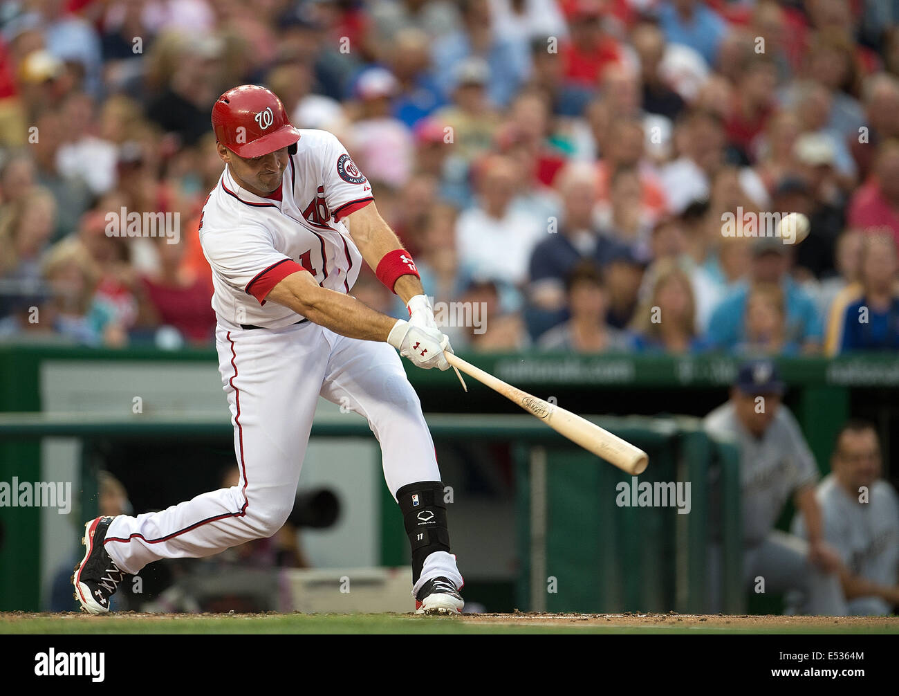 Washington Nationals linker Feldspieler Ryan Zimmerman (11) wird einen Hit aus Milwaukee Brewers ab Krug Kyle Lohse (26) bei t Stockfoto