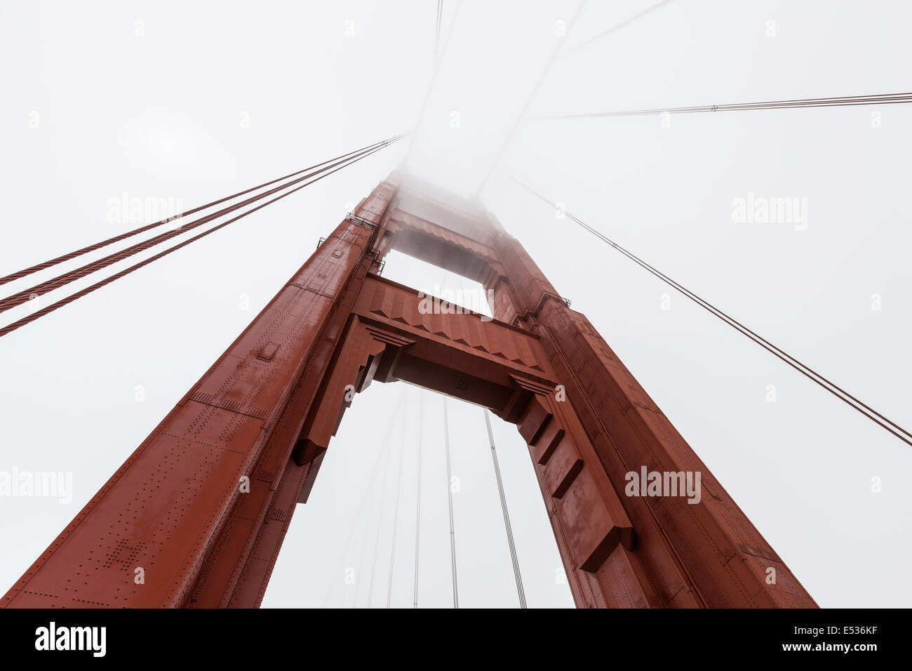 Golden Gate Brückenturm aus legendären Bucht von San Francisco Nebelbank. Stockfoto