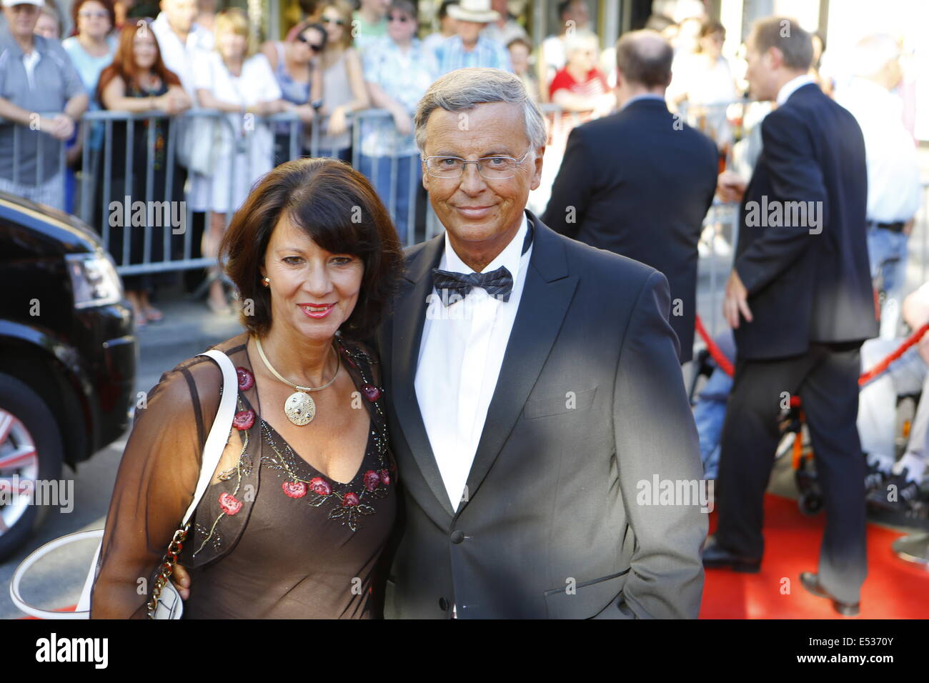 Worms, Deutschland. 18. Juli 2014. Wolfgang Bosbach (rechts), der Vorsitzende des Innenausschusses, posiert mit seiner Frau Sabine (links) für die Kameras auf dem roten Teppich.  Prominente aus Politik, Sport und Film kam nach Worms, um die Premiere des 13. Nibelungen-Festspiele zu sehen. Das letzte Festival unter Regisseur Dieter Wedel sah die Leistung von "Hebbels Nibelungen - born this Way" am Fuße der Kathedrale von Worms. Stockfoto