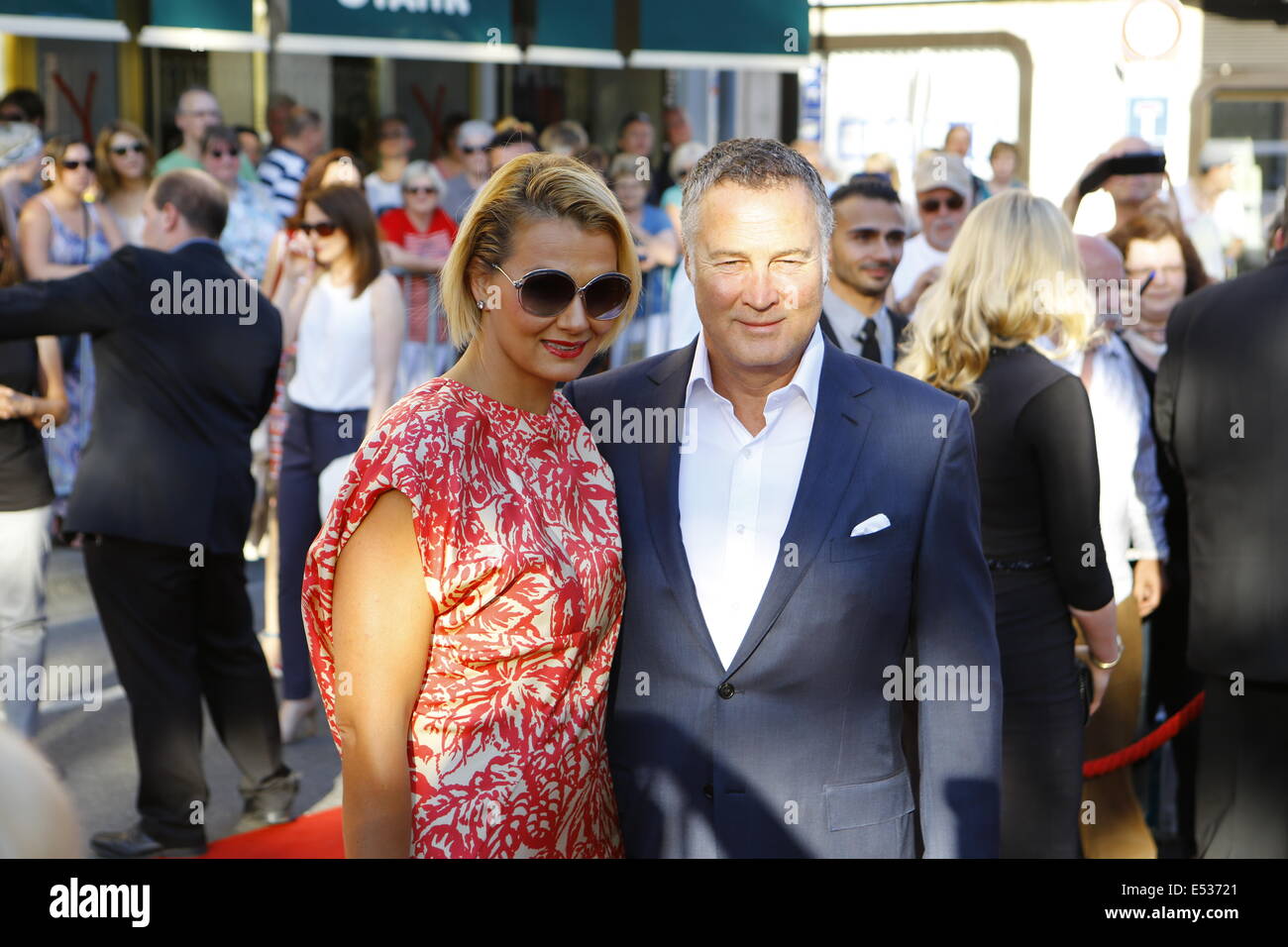 Worms, Deutschland. 18. Juli 2014. Ehemalige World Champion Schwimmerin Franziska van Almsick (links) und ihr Partner Juergen B. Harder (rechts) stellen für die Kameras auf dem roten Teppich.  Prominente aus Politik, Sport und Film kam nach Worms, um die Premiere des 13. Nibelungen-Festspiele zu sehen. Das letzte Festival unter Regisseur Dieter Wedel sah die Leistung von "Hebbels Nibelungen - born this Way" am Fuße der Kathedrale von Worms. Stockfoto