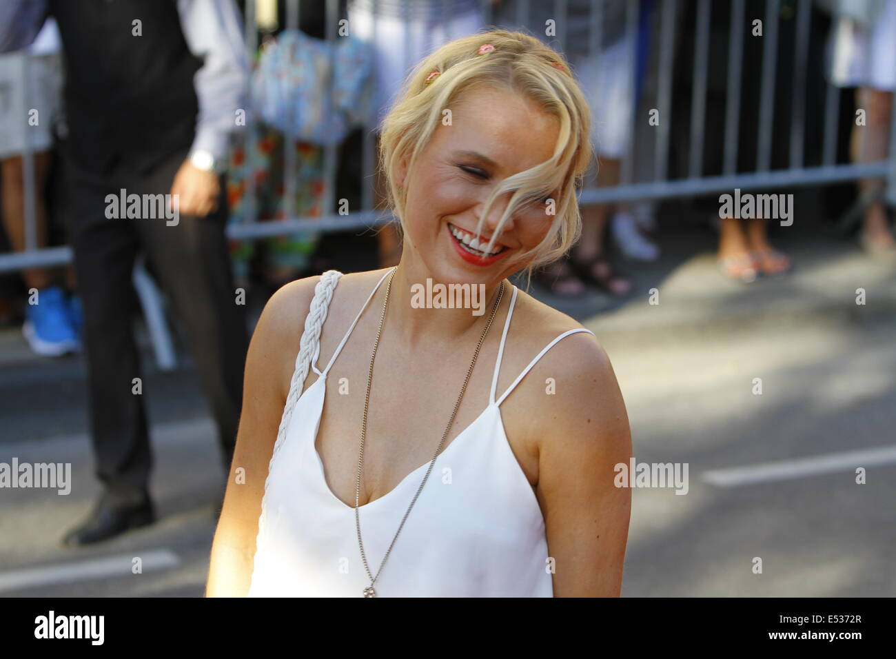 Nahaufnahme Bild der deutschen TV-Moderatorin und Schauspielerin Nova Meierhenrich lachend auf dem roten Teppich. Prominente aus Politik, Sport und Film kam nach Worms, um die Premiere des 13. Nibelungen-Festspiele zu sehen. Das letzte Festival unter Regisseur Dieter Wedel sah die Leistung von "Hebbels Nibelungen - born this Way" am Fuße der Kathedrale von Worms. © Michael Debets/Pacific Press/Alamy Live-Nachrichten Stockfoto