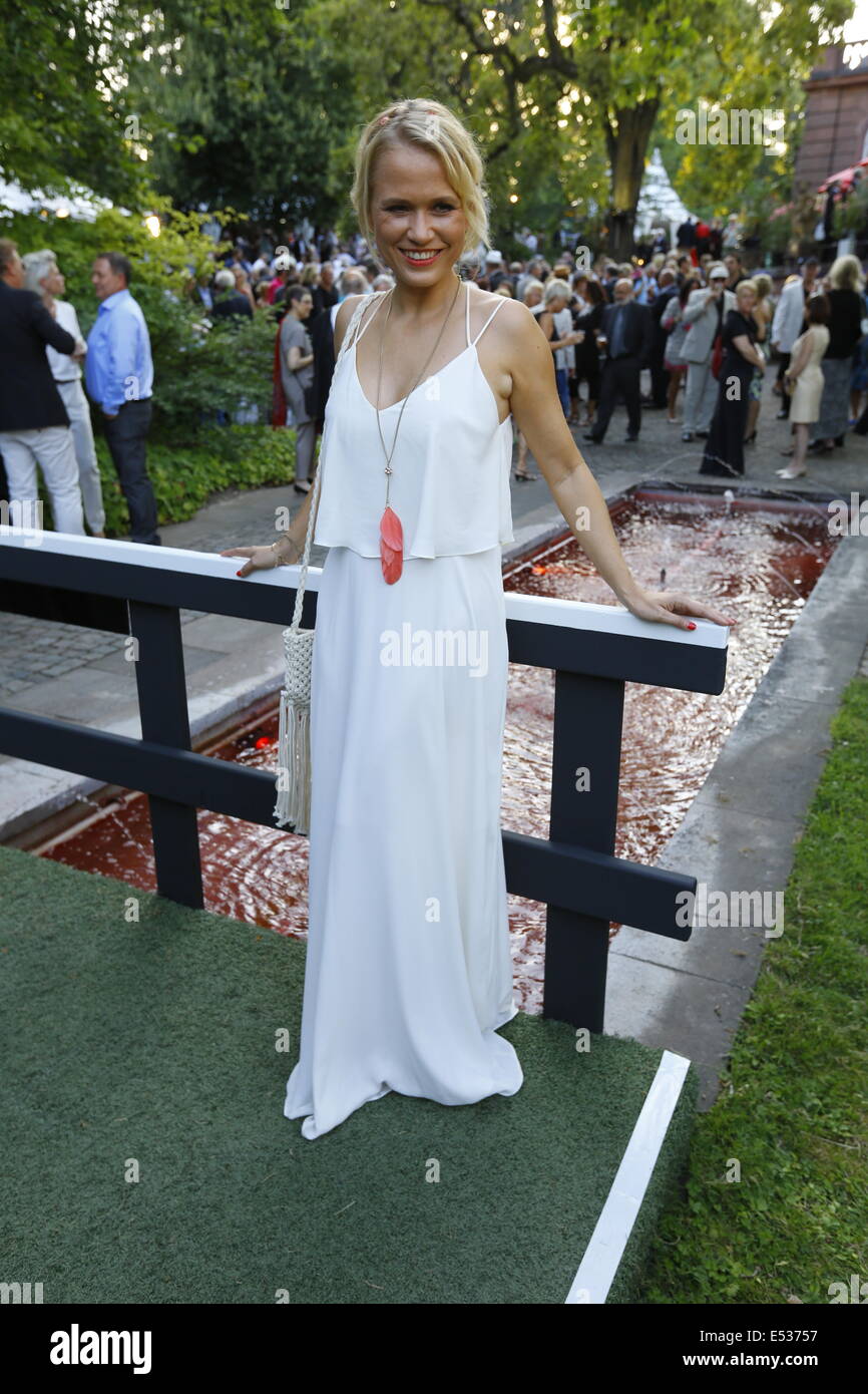 Worms, Deutschland. 18. Juli 2014. Deutsche TV-Moderatorin und Schauspielerin Nova Meierhenrich posiert für die Kameras bei der Pre-führende Partei.  Prominente aus Politik, Sport und Film kam nach Worms, um die Premiere des 13. Nibelungen-Festspiele zu sehen. Das letzte Festival unter Regisseur Dieter Wedel sah die Leistung von "Hebbels Nibelungen - born this Way" am Fuße der Kathedrale von Worms. Stockfoto