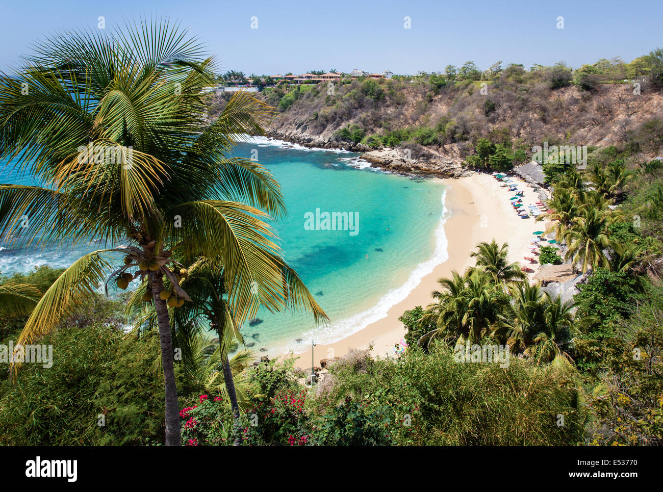 Smaragdwasser und weißer Sand am Carrizalillo Beach in Puerto Escondido, Oaxaca, Mexiko. Stockfoto