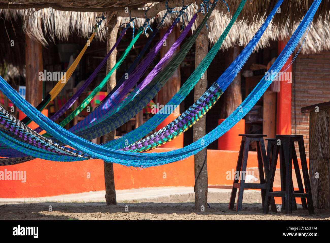 Hängematten aufhängen vor einem Restaurant am Zicatela Strand in Puerto Escondido, Oaxaca, Mexiko. Stockfoto