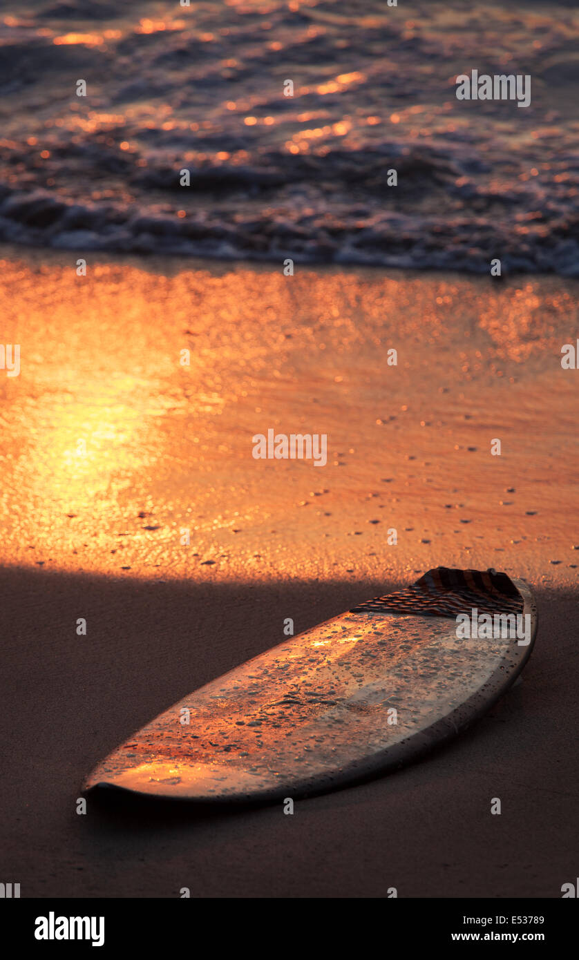 Surfbrett am Strand bei Sonnenuntergang in Puerto Escondido, Oaxaca, Mexiko. Stockfoto