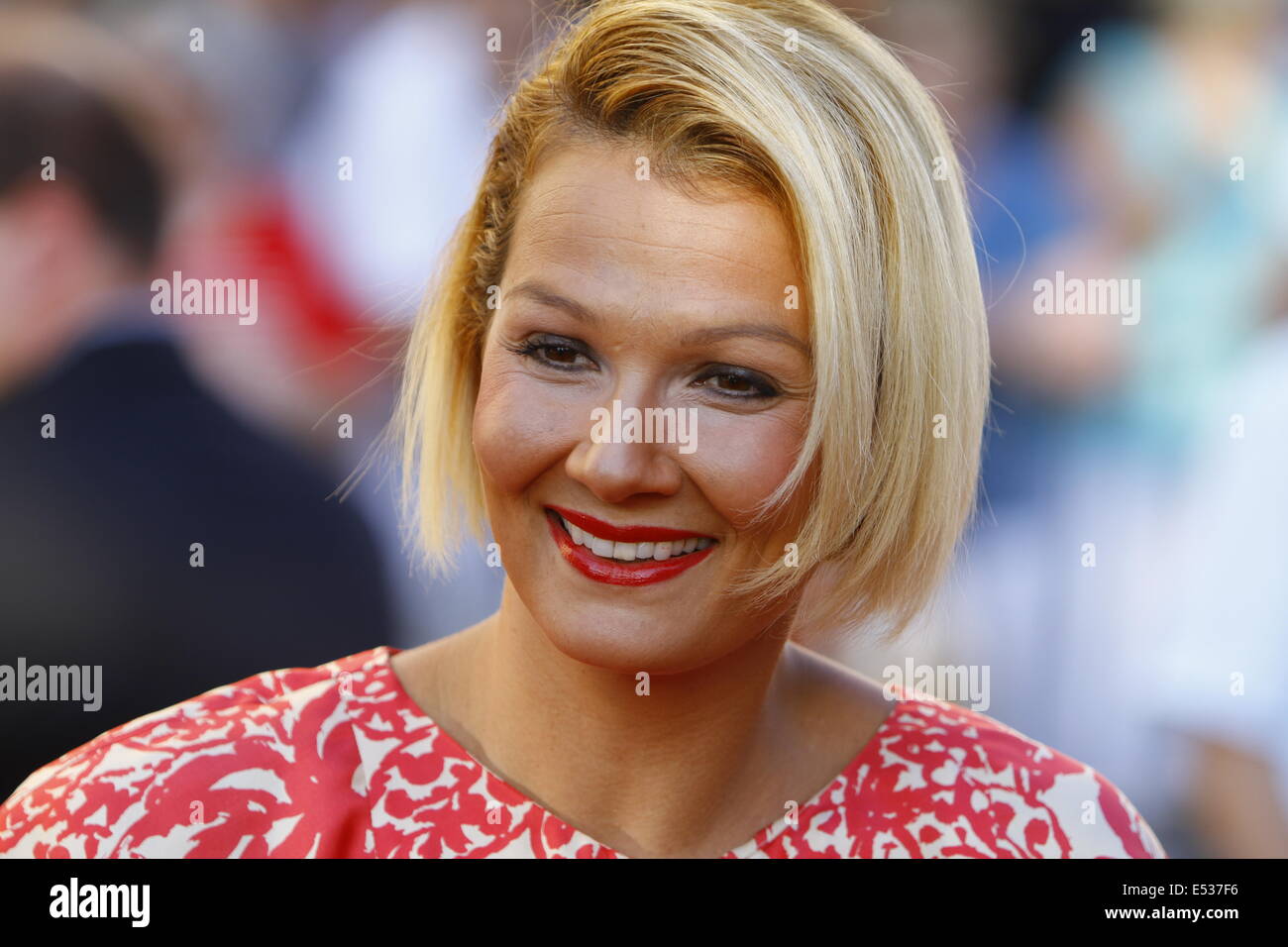 Worms, Deutschland. 18. Juli 2014. Nahaufnahme Bild der ehemalige World Champion Schwimmerin Franziska van Almsick auf dem roten Teppich. Prominente aus Politik, Sport und Film kam nach Worms, um die Premiere des 13. Nibelungen-Festspiele zu sehen. Das letzte Festival unter Regisseur Dieter Wedel sah die Leistung von "Hebbels Nibelungen - born this Way" am Fuße der Kathedrale von Worms. Stockfoto