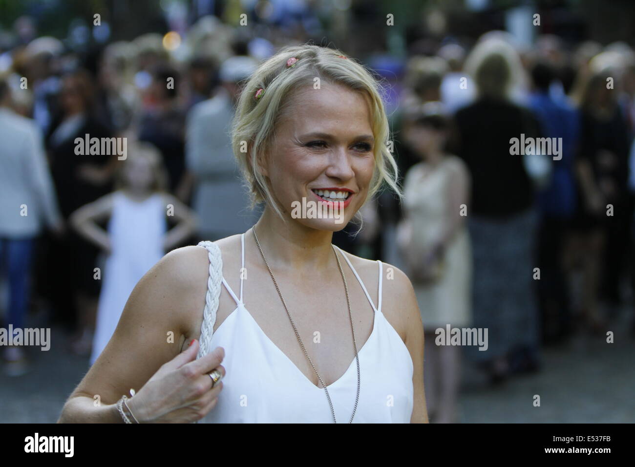 Worms, Deutschland. 18. Juli 2014. Deutsche TV-Moderatorin und Schauspielerin Nova Meierhenrich posiert für die Kameras bei der Pre-führende Partei.  Prominente aus Politik, Sport und Film kam nach Worms, um die Premiere des 13. Nibelungen-Festspiele zu sehen. Das letzte Festival unter Regisseur Dieter Wedel sah die Leistung von "Hebbels Nibelungen - born this Way" am Fuße der Kathedrale von Worms. Stockfoto