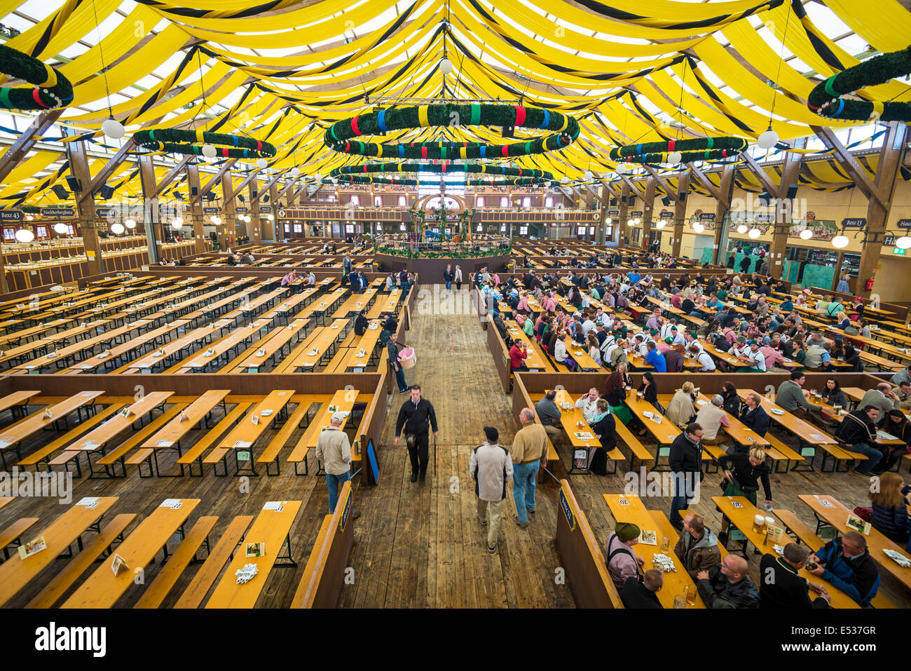 Das Paulaner Bierzelt auf der Theresienwiese Oktoberfest-Messegelände. Stockfoto