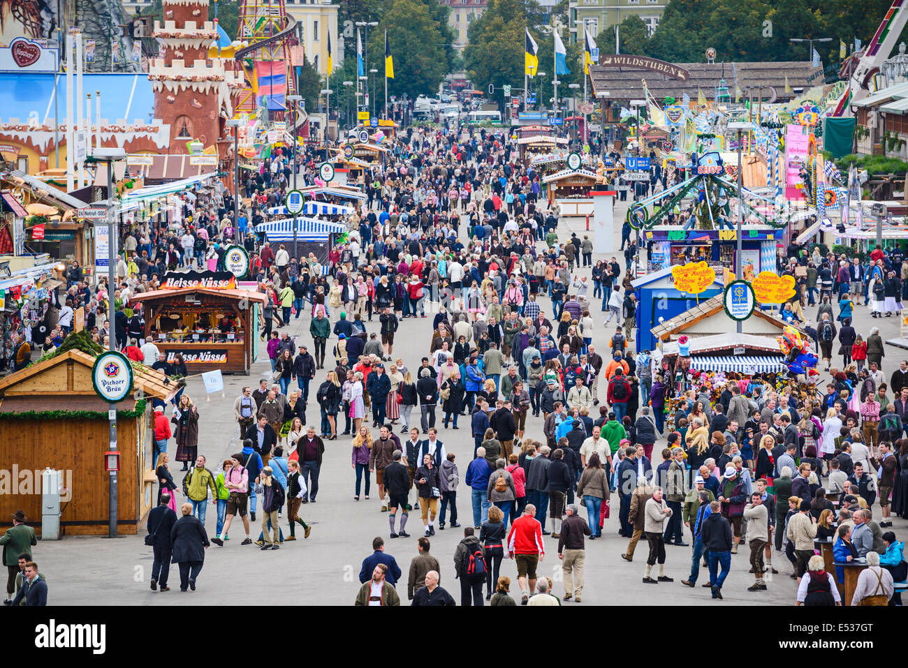 Besucher erkunden die Theresienwiese Oktoberfest-Messegelände. Stockfoto