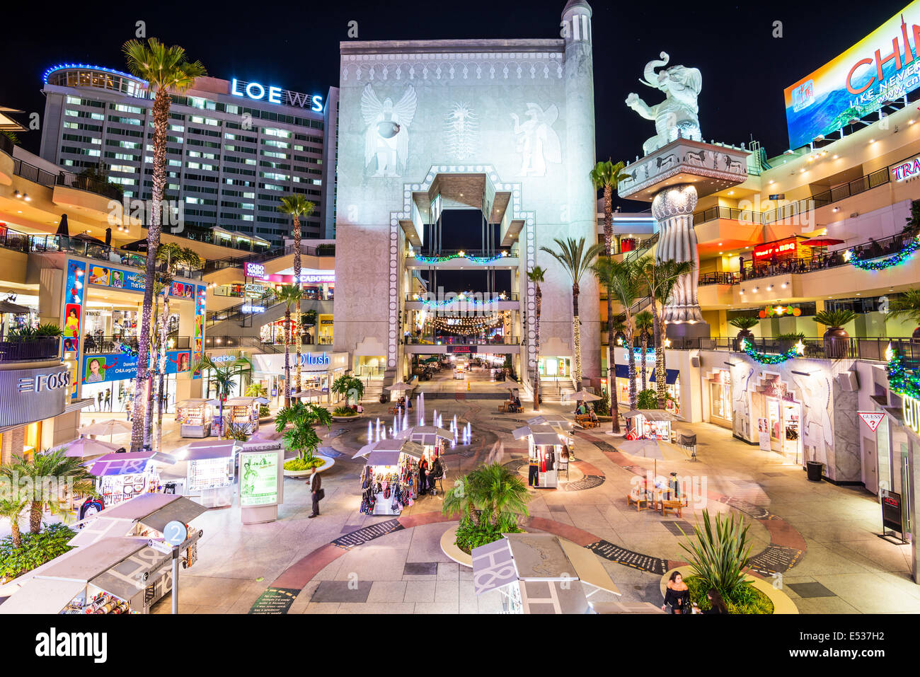 Hollywood und Highland Komplex in der Nacht in Hollywood, Kalifornien. Stockfoto
