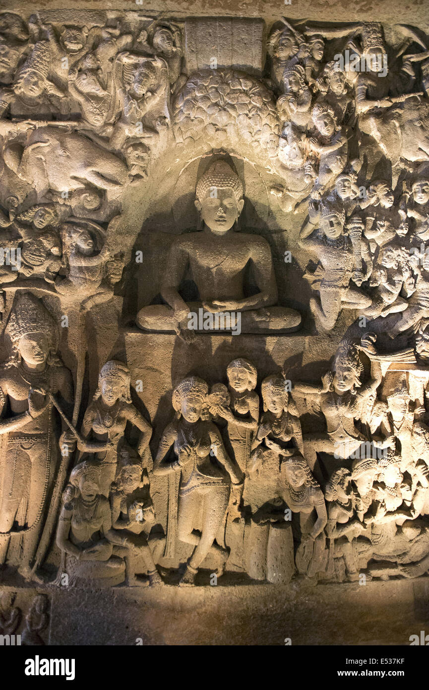 Höhle 26: Versuchung von Mara Skulptur Buddha die Erde berührt. Ajanta Höhlen, Aurangabad, Maharashtra, Indien Stockfoto