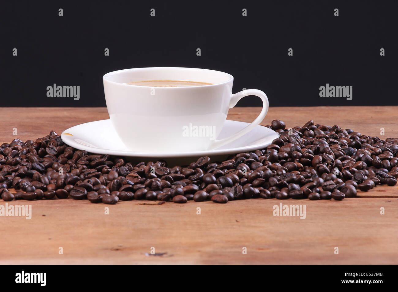 Tasse Kaffee Bohnen Hintergrund Stockfoto