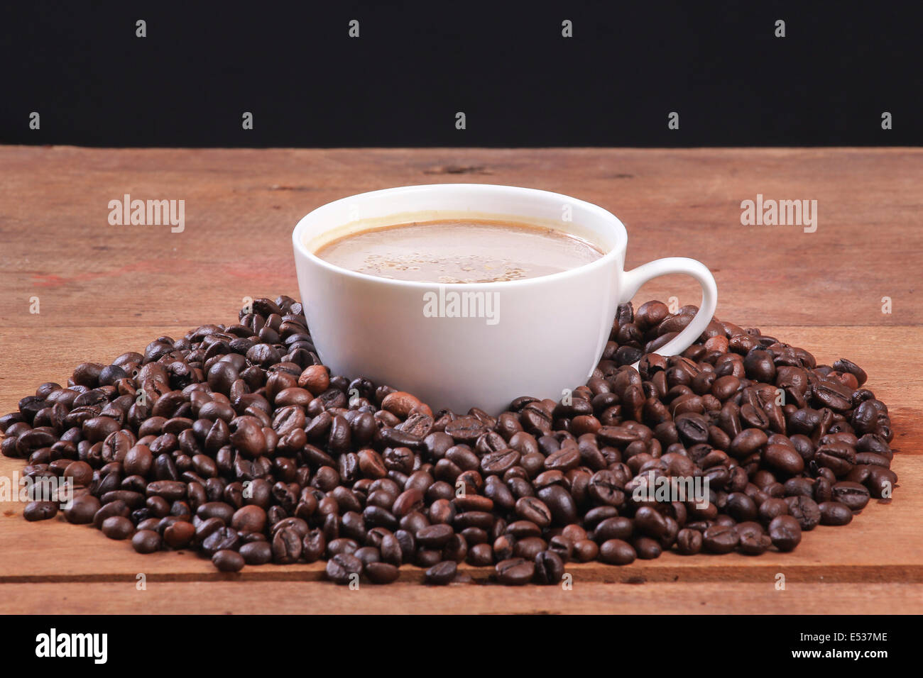 Tasse Kaffee Bohnen Hintergrund Stockfoto