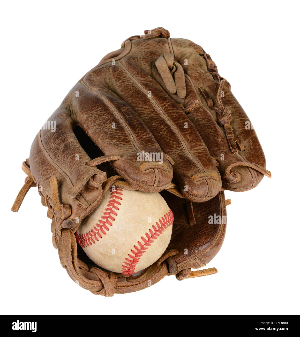 Nahaufnahme eines Baseball-Handschuhs und Kugel isoliert auf weiss. Stockfoto
