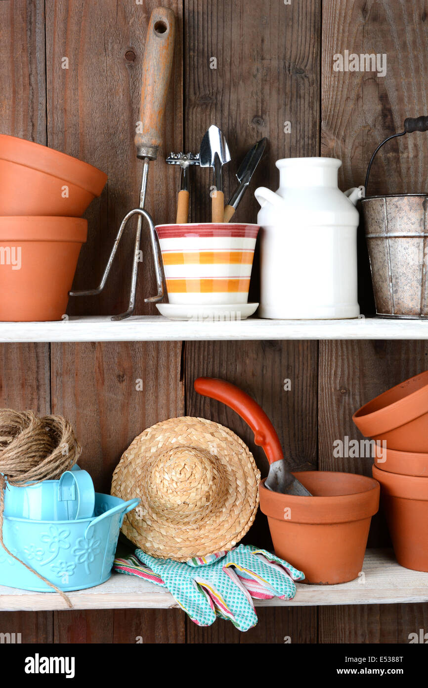 Nahaufnahme der Gegenstände in den Regalen einer Potting Shed. Die rustikale Einrichtung ist voll von Blumentöpfe und andere Zubehöre und Werkzeuge u Stockfoto