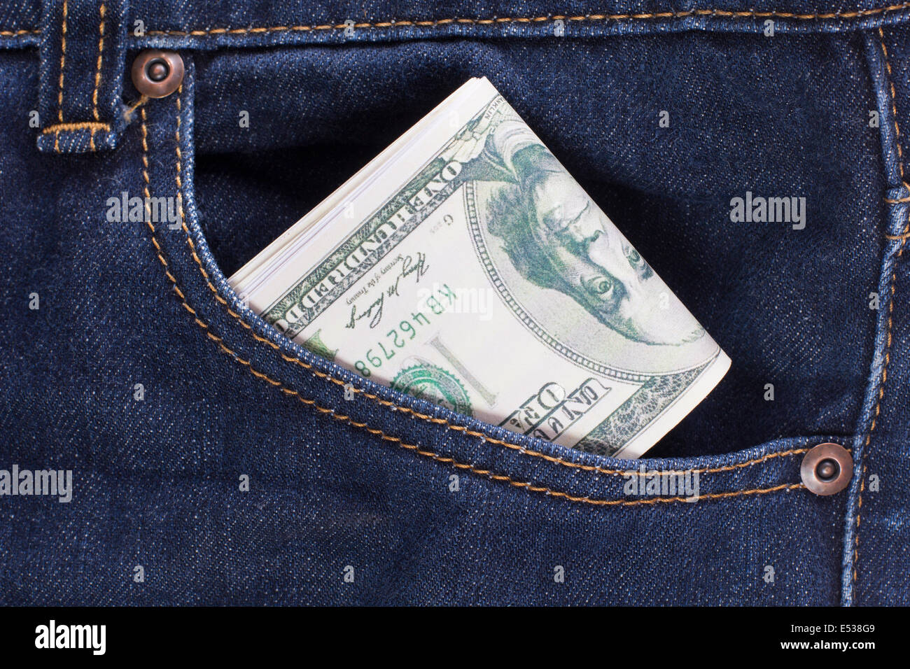 US-Dollar in die hintere Jeans-Tasche Stockfoto
