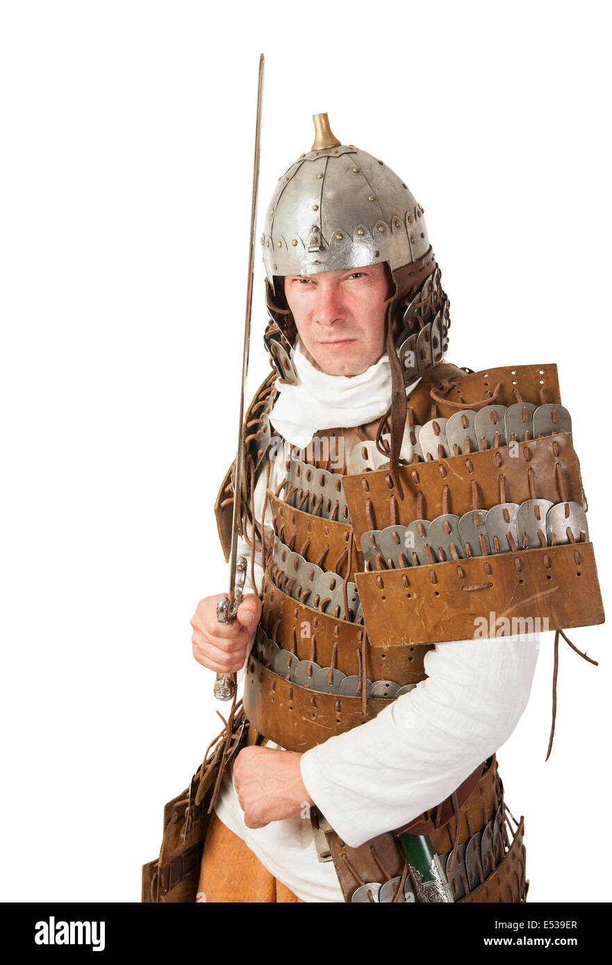 mittelalterlicher Krieger Mann trägt in antiken Rüstung mit Schwert Stockfoto