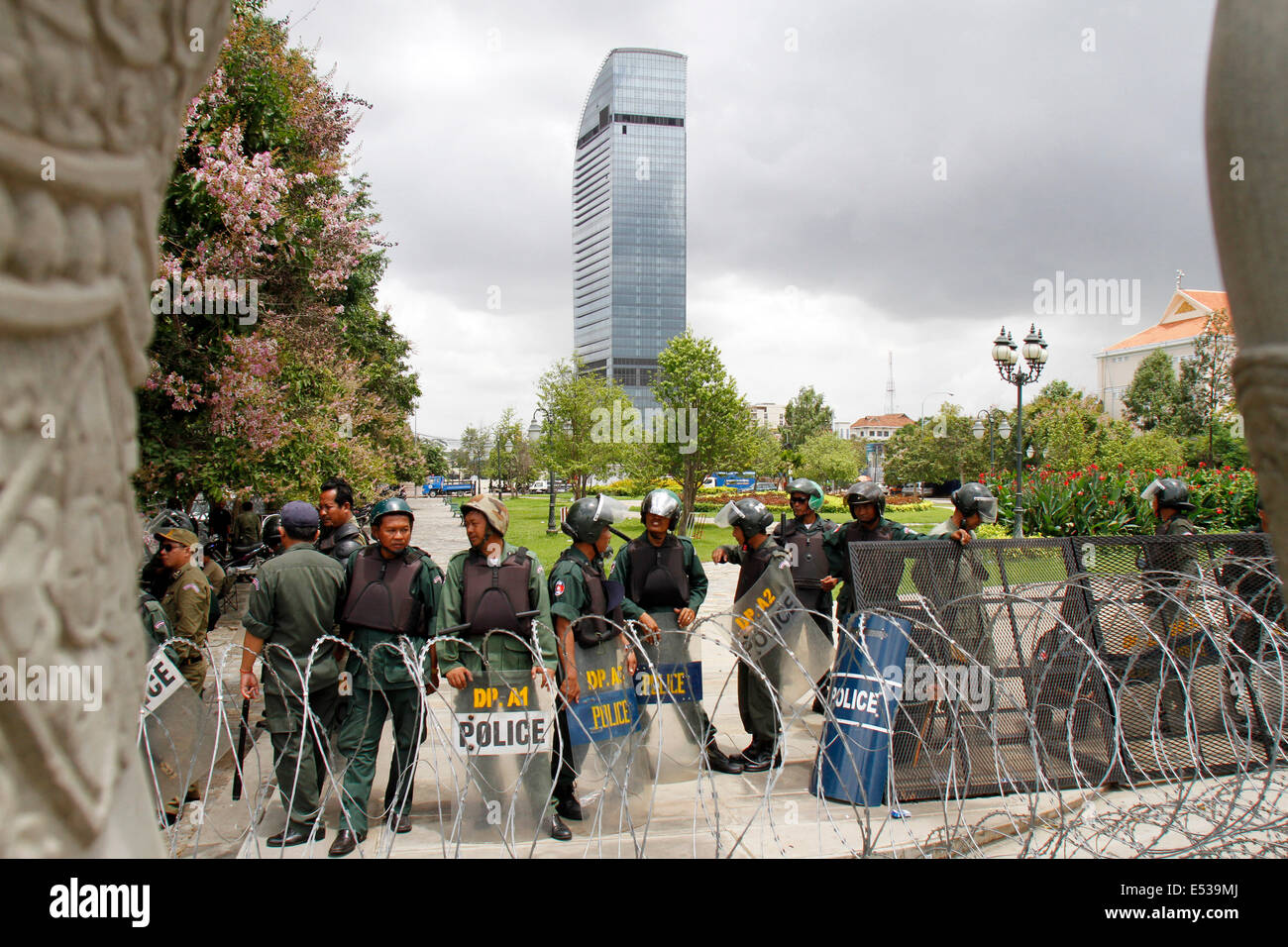 Phnom Penh, Kambodscha. 19. Juli 2014. Sicherheitskräfte sind neben den Stacheldraht belagert Freedom Park in Phnom Penh, Kambodscha, 19. Juli 2014 gesehen. Sam Rainsy, Präsident der Opposition Kambodscha National Rescue Party (CNRP), kehrten am Samstag nach mehr als einem Monat im Ausland zu verbringen. Bildnachweis: Sovannara/Xinhua/Alamy Live-Nachrichten Stockfoto