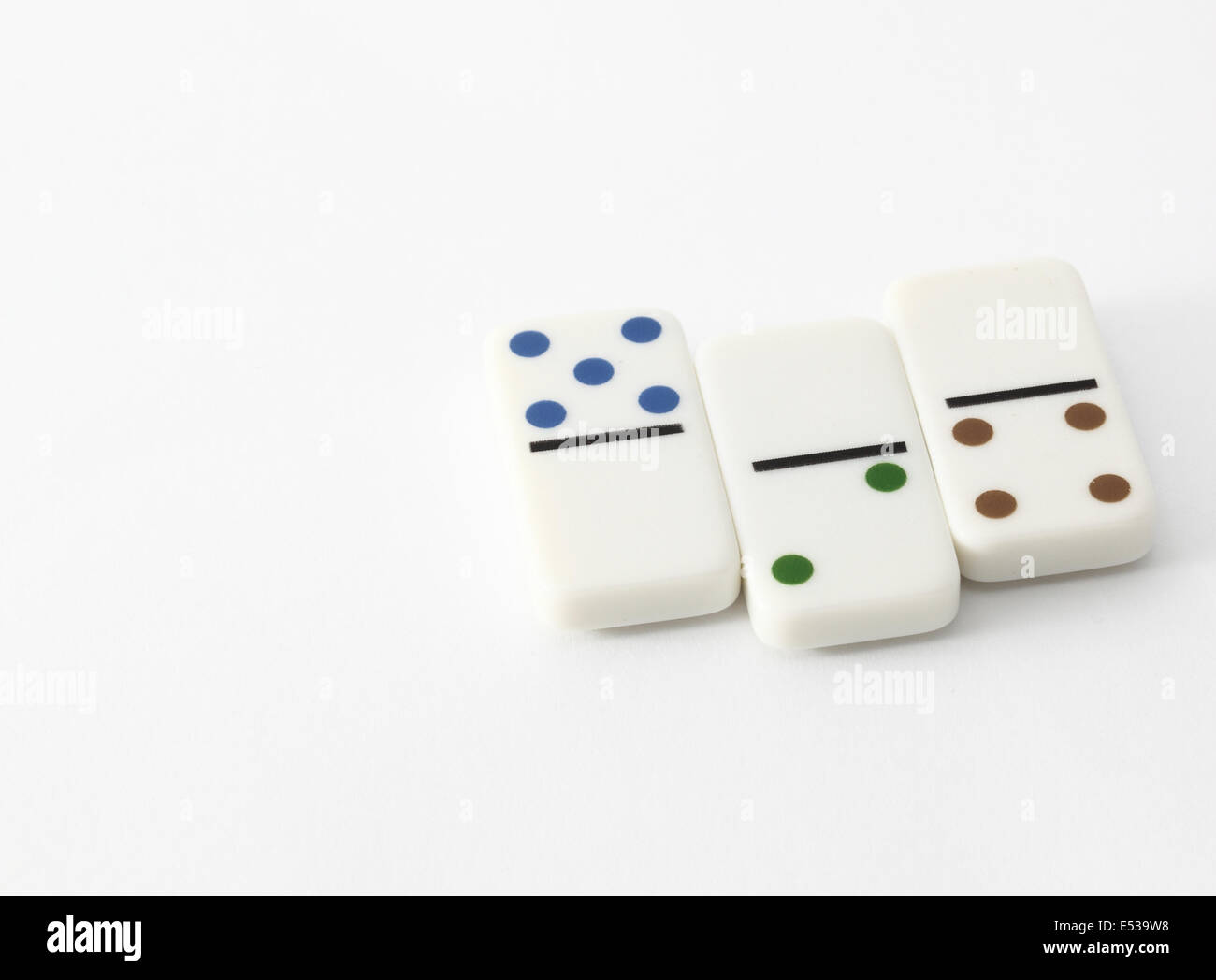 Domino auf weißem Hintergrund Stockfoto